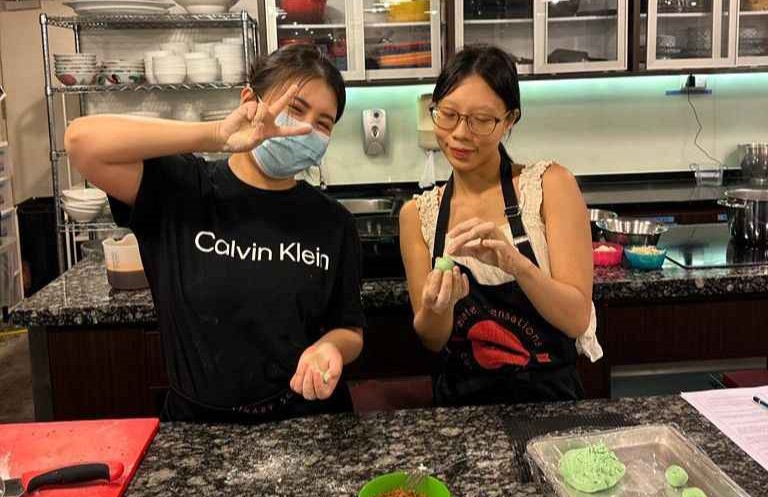 Cooking with Friends: How to Make the Most Out of Your Time Together