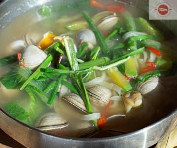 Korean Cuisine: Soybean Paste Soup with Spinach & Clams